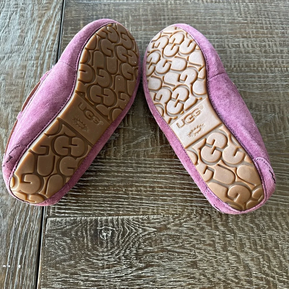 New UGG Women’s Dakota Moccasin Slippers - Picture 3 of 3